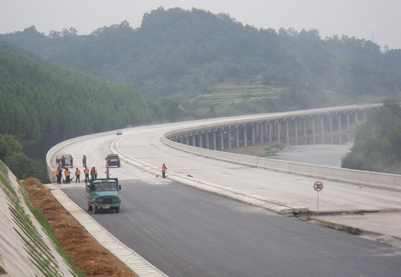 14、陜西省 十堰至天水聯(lián)絡(luò)線陜西境安康至漢中公路工程 響灘特大橋、桐車大橋、牧馬河大橋