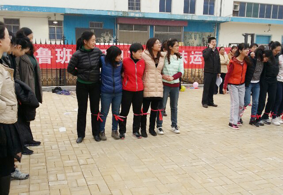 2014年3月7日,公司全體女職工以昂揚的斗志,飽滿的精神狀態,參加了金魯班集團組織的第一屆趣味運動會,并參與了跳繩、拔河、踢毽子等7個項目的比賽,包攬了踢毽子前三名的傲人戰績,拔河獲第二名。