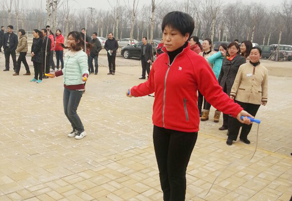 2014年3月7日,公司全體女職工以昂揚的斗志,飽滿的精神狀態,參加了金魯班集團組織的第一屆趣味運動會,并參與了跳繩、拔河、踢毽子等7個項目的比賽,包攬了踢毽子前三名的傲人戰績,拔河獲第二名。