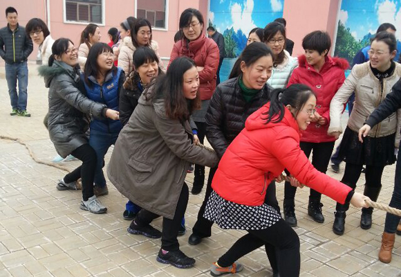 2014年3月7日,公司全體女職工以昂揚的斗志,飽滿的精神狀態,參加了金魯班集團組織的第一屆趣味運動會,并參與了跳繩、拔河、踢毽子等7個項目的比賽,包攬了踢毽子前三名的傲人戰績,拔河獲第二名。